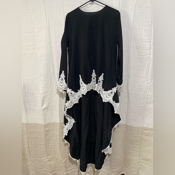 Elegant Black and White Lace Trim Women's Top - Picture 2 of 4